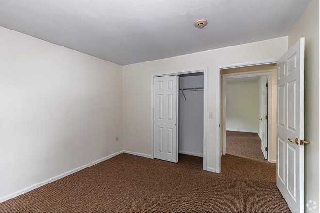 Bedroom - 2 Bright & Spacious Rooms Available in Hadley – Prime Location!