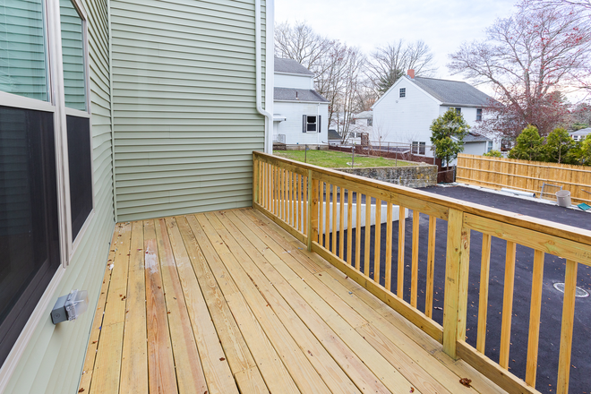 - - Luxury 4BR/4.5BA Townhouse-Style Unit With En-Suite Bedrooms, Parking & Deck