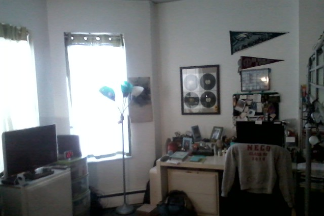 hubrealtyproperties.com - Handy studio on the Green line E train & #39 bus Apartments