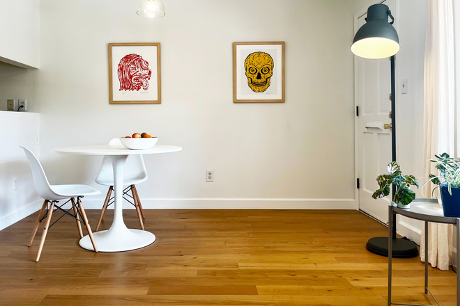 living room - Condo wit pool, garden, and free parking close to campus