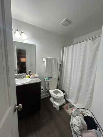 Private Bathroom - The Ridge, Townhome style apartment close to UF + Butler Plaza!
