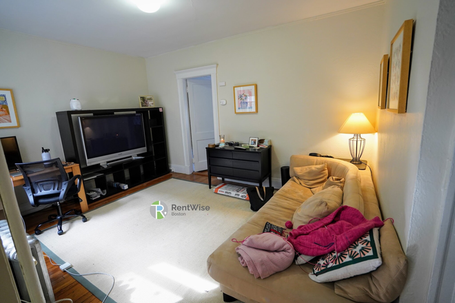 1 - Spacious 1-Bedroom in Fenway | \$2,650 | Heat & Hot Water Included