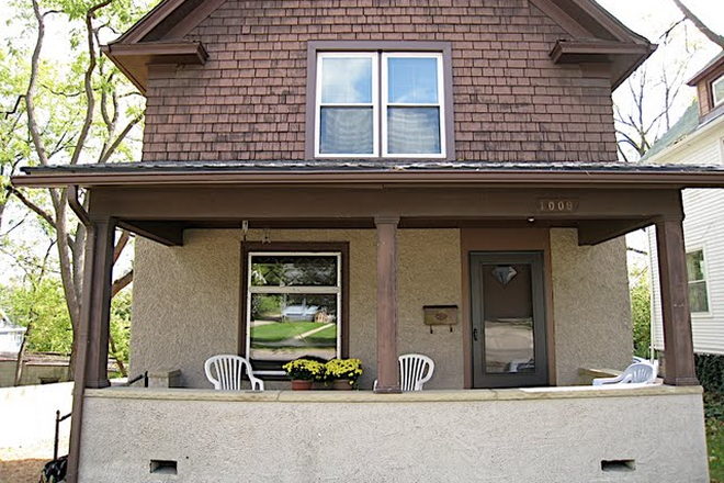 Front porch - 3 Bedroom House Near the Big House