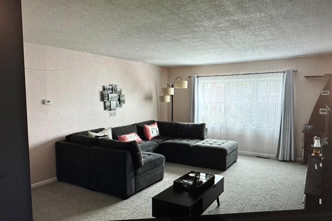 Common room - Available 8/1/26 ~~3 Bedroom 2 BA  Towne Estates Condo