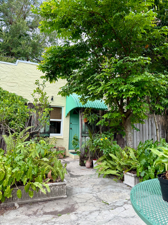 Outside view of the Cottage and its lush backyard - One-Bedroom Cottage Ideal for Student or Faculty