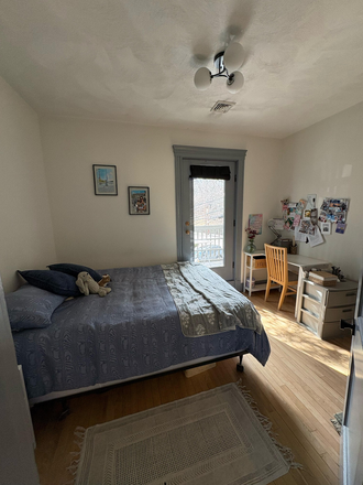 Spacious bedroom with private balcony access and natural light - Bright Balcony Room with Park Views – Walk to Campus