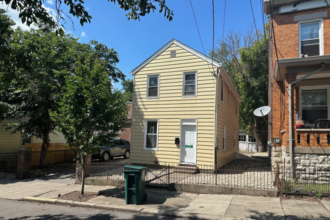 Front Exterior 1 - 318 Emming - 3BR / 1 BA with off street parking for 3+ cars