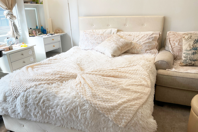 Queen bed - Upscale Studio at MIT/Harvard Campus (Furnished) Condo