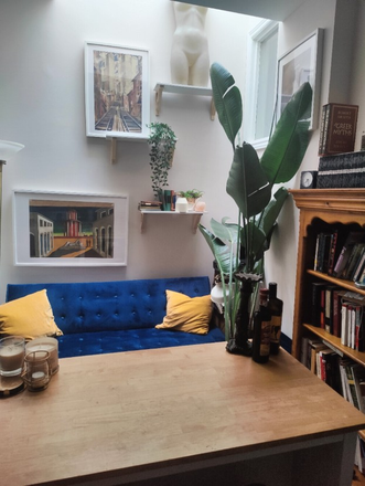 Livingroom - 1 Bedroom in a 2 Bed 2 Bath Apartment - all utilities + wifi included