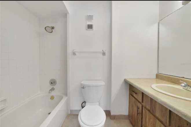 Bathroom - Cambridge Circle, Townhouse close to campus 1 Roommate needed - Male - Seperate Bathrooms
