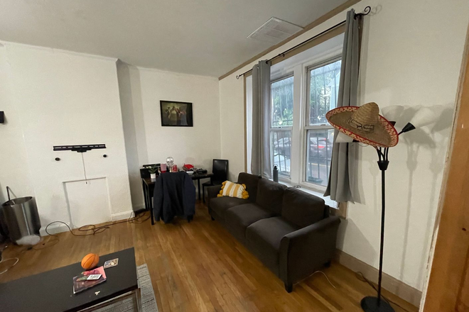 living room - Beatiful Large 4 bed 2 bath, 1 Kitchen, with Garden access Avail. 9/1/25!! Apartments