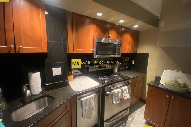 Call call or text Arezou at 617-584-7817 - Modern and Beautiful 2 bed 2 bath in heart of Back Bay!!! Short walk to campus!!NO BROKER FEE!!!! Apartments
