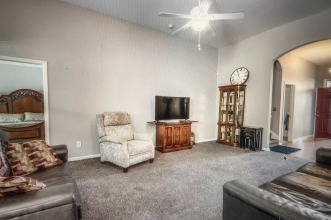 LR - 4 Bedroom 2 Bath House - Close to Campus - Lots of room and plenty of parking