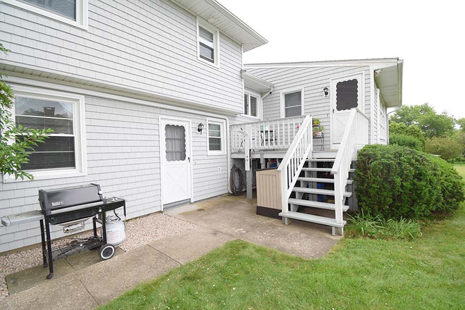 Exterior - 26 Earles Court - Narragansett Pier House