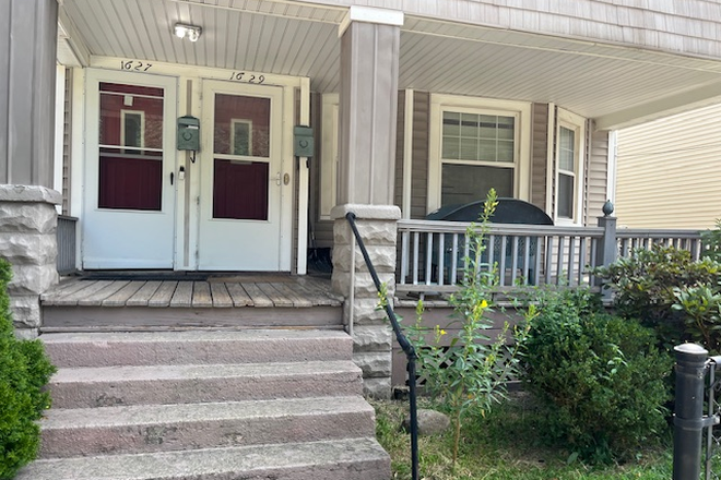 Front Porch - Case Western Rental Property 50 feet walk to Athletic Fields/Campus
