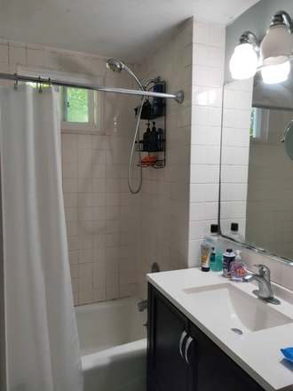 Shared bathroom - Unfurnished room for male-Spruce St-Princeton Condo