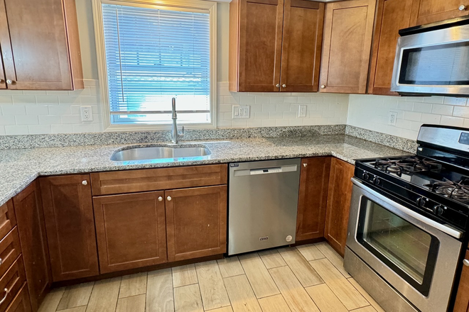 Kitchen - 4 Bed 2 Bath Single Family! Great Grad Housing Off-Campus!!