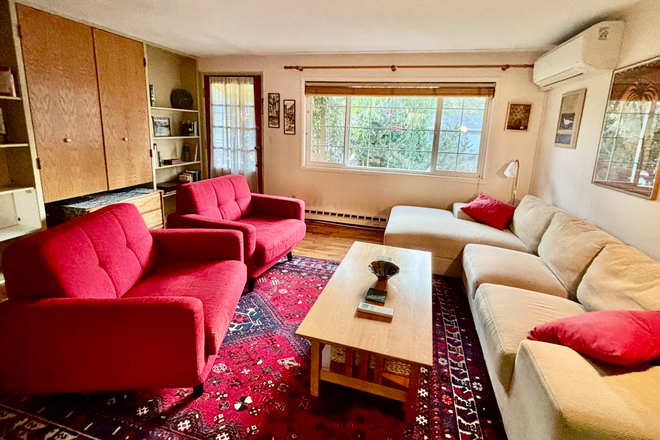 Living room towards the street - Winter Term South East Eugene Furnished House