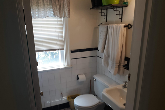Bathroom - Ideal for student/staff to share house between campus and metro station