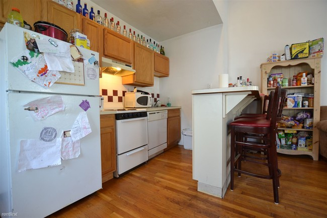 hubrealtyproperties.com - Large recent updated 3 bedroom duplex, in Brighton Apartments