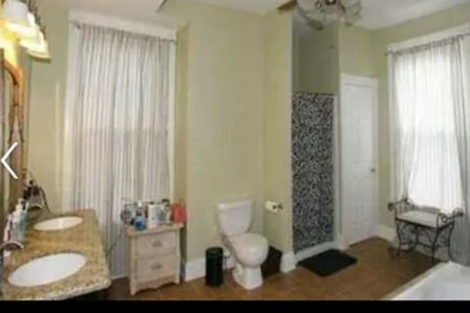 Bathroom - Large 6 Bedroom Victorian Home Near University