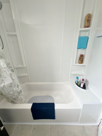 shared student bathroom - Student Apartment Dormitory Style *Female Only*