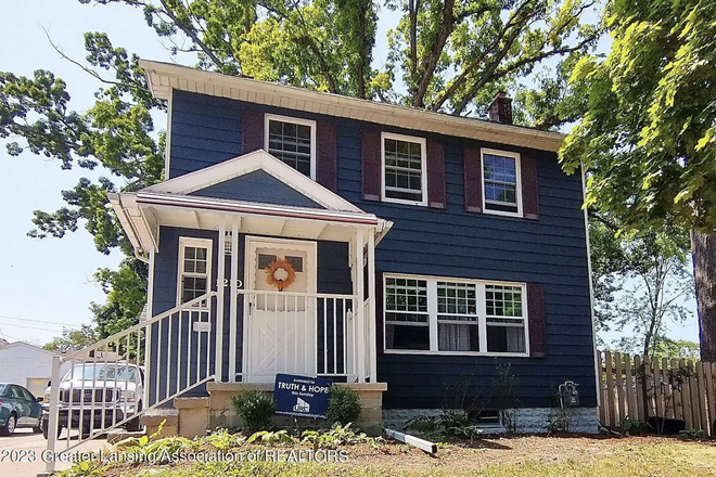 Outside street view. Search address on Zillow for more pictures. - 1 Room AVAILABLE!! Flexible housing 5 min from campus!!