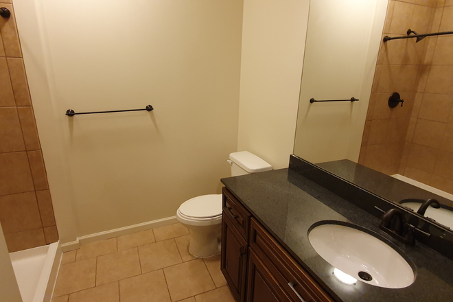 En-suite bathroom - En Suite, large bedroom with stunning views of San Francisco Peaks, close to NAU Apartments