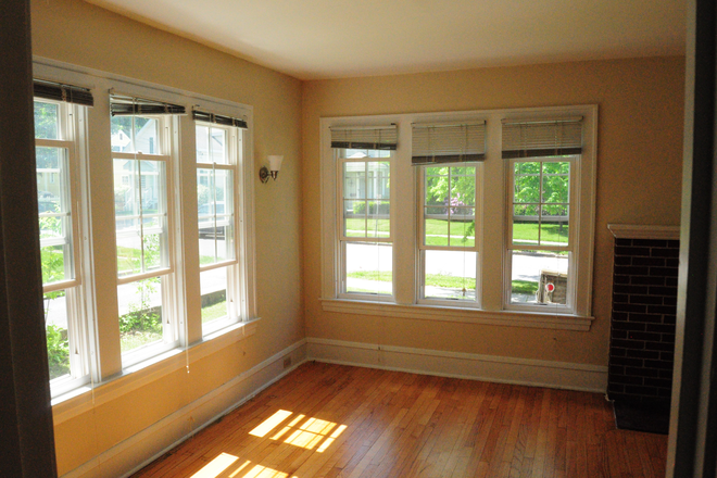 Living room w/ fireplace - 40 UNIVERSITY TERRACE Apt #1- 2 minute walk to UVM, parking, hardwood floors, Laundry, modern kitche