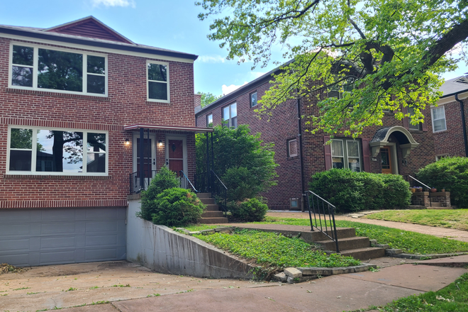 Street view - 2 BR Apartment includes 1gig Wi-Fi, Laundry, 1 Garage Compact Parking Spot, Walk to Campus-Loop