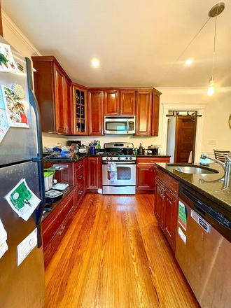 LIVING - SPACIOUS 5 BED/2.5 BATH WITH HEAT AND HOT WATER INCLUDED 9/1/25! Apartments
