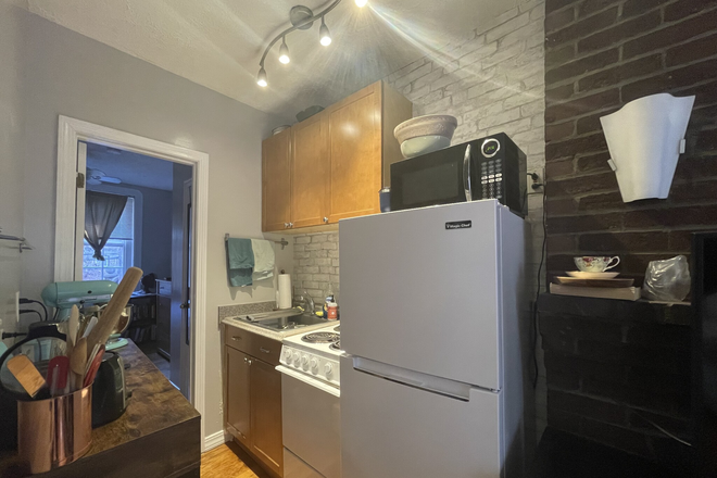 kitchen - Charming 1 Bed / 1 Bath in Beacon Hill w/ Heat and Hot Water Included!! Avail. 9/1/24!! Apartments