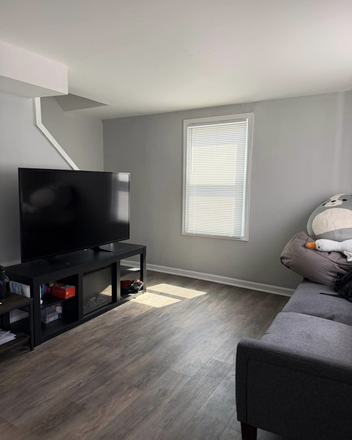 Living Room - Townhome Close to Campus