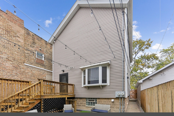 Outdoor patio with TV hook up - SAFE NEIGHBORHOOD, GREAT NEIGHBORS House