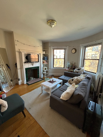 Living room - 4 Bed Available 9/1/26! *CONTACT NOAH 603-470-8181 Apartments