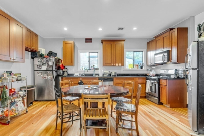 x - Massive Renovated 6 Bed in Prime Mission Hill Apartments