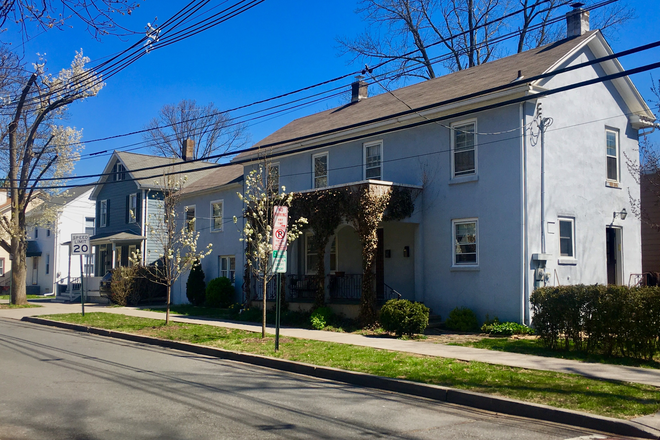 Street View/Front Entrance - Room in home for male-John St-Princeton