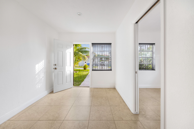 Livingroom - 1/1 independent apartment in a tranquil residential area 5 minutes from Coral Gables Campus.