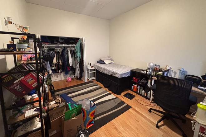 Bedroom - 708 S Laflin St Apartments
