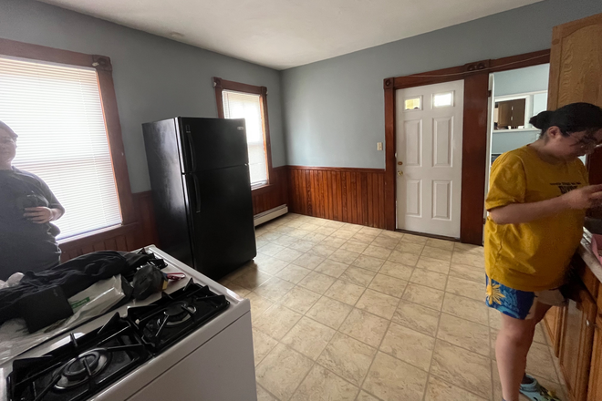 Kitchen - 2 Bedroom 10 minute drive to Campus Apartments