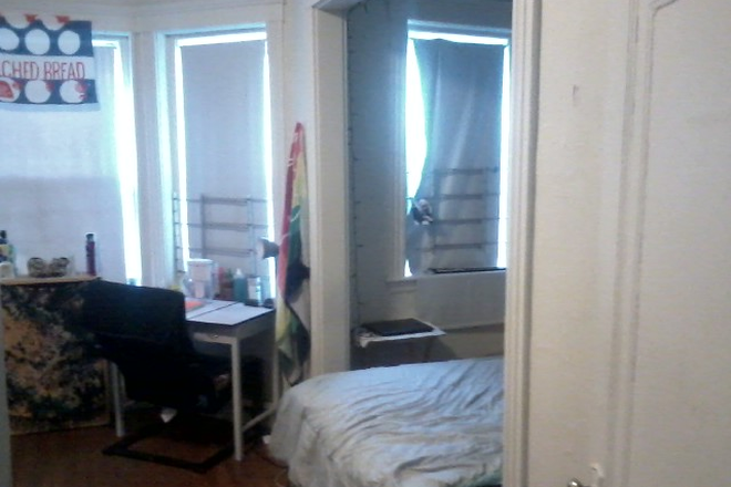 Hub Realty - Large studio with alcove, in Fenway Apartments