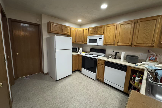 Kitchen - Townhouse Sublease with Furniture