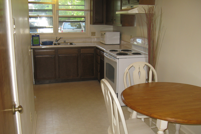 Large eat in kitchen - 5 Bdrm Townhouse, close to campus and downtown Harrisonburg