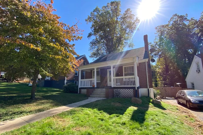 Front yard; Street view - Room in Private Furnished House close to LU campus