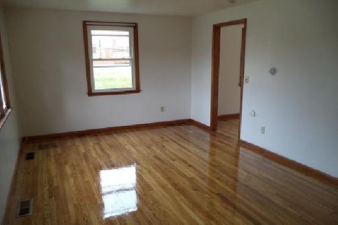 HARD WOOD FLOORS - 47/49 Hobart Lane - 3BR Duplex (Campus Area) Apartments