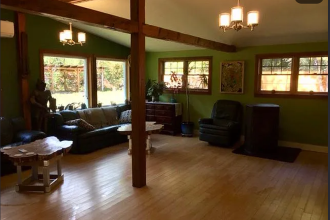 Common area - 4 Bedroom 2 Full Bathroom 1.2 miles from Umass Campus House