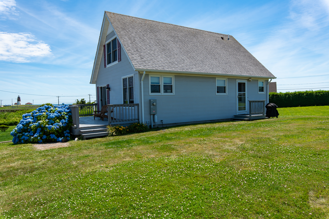 Side of House - Available for a group of 2! 2 Bedroom available in Point Judith! House