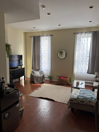 living room - Modern 3 Bedroom close to Temple Campus