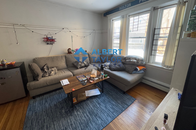 Living Room - Large 4 Bed 2 Bath Near Boston University !! Apartments