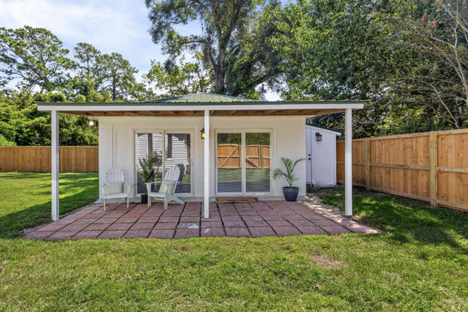 Outside - Newly Renovated James Island Detached Studio